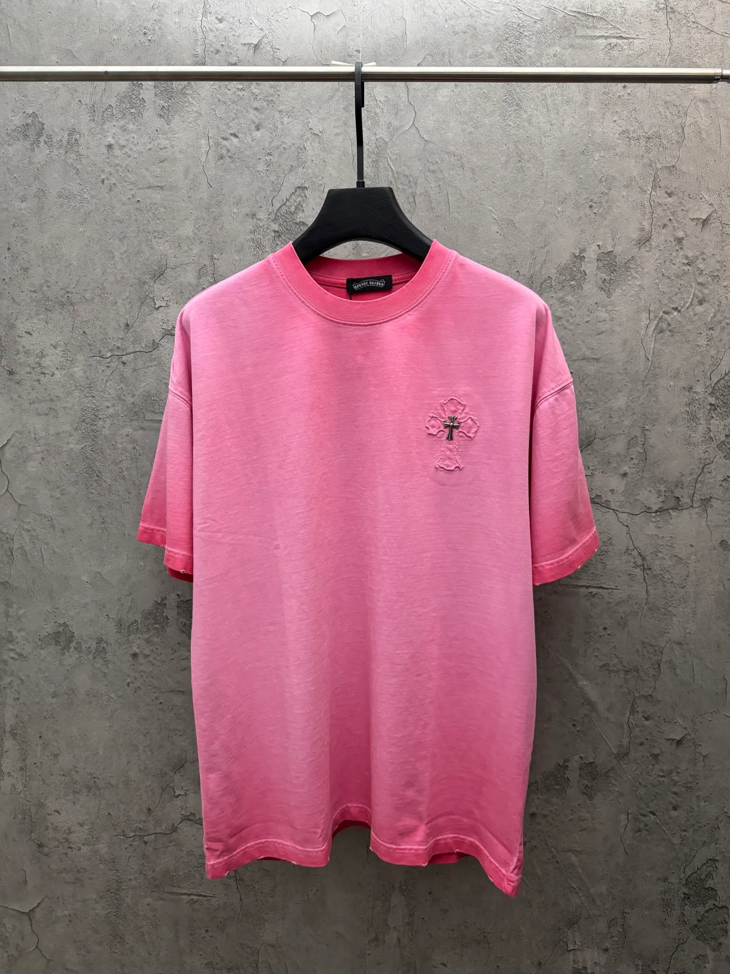 P200 top version, real shot without P, ​​different from market currency) 𝗖𝗵𝗿𝗼𝗺𝗲 𝗛𝗲𝗮𝗿𝘁𝘀/Croxin 2026 spring new original single counter American laser burnt patch embroidered couple short sleeves 👑The highest version! Customized fabric 330g, washed and fried. Best-selling model at the counter. Very comfortable to wear. Accessories: Original molded and authenticated collar label➕100% silk wash label. Genuine purchase-grade original hangtag➕matching hanging rope➕3D hanging beads➕original packaging bag. Craftsmanship: The original version has consistent wiring! The highest version of the armhole matching technique! Color: Khaki Black Rose Red Light Blue Purple Size: S M L XL Style Number: 26-2002